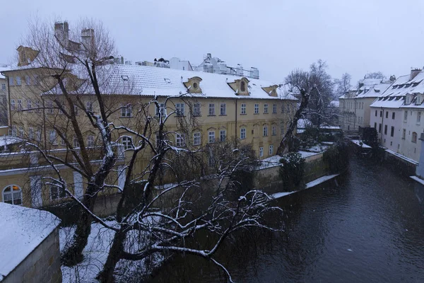 雪霧プラハ オールド ミル吹雪 チェコ共和国で — ストック写真