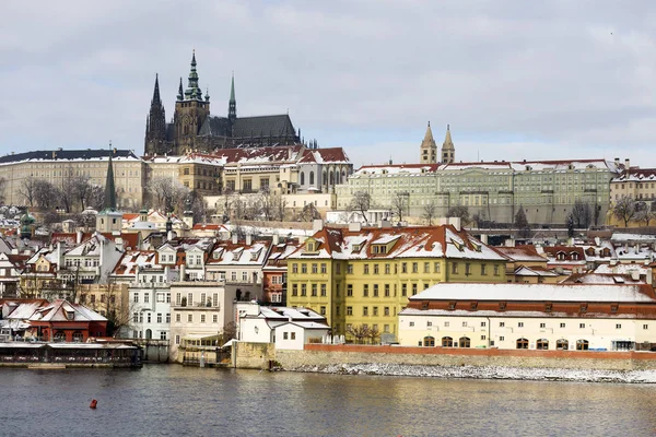 Ciudad Pequeña Nevada Praga Con Castillo Praga Sobre Río Moldava — Foto de Stock