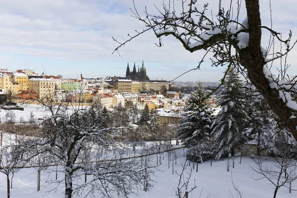 Snowy Prague City Gotickým Hradem Petřína Slunečného Dne Česká Republika — Stock fotografie