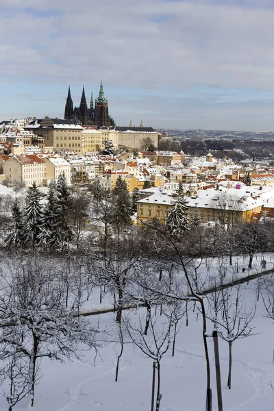Snowy Praag Stad Met Gotische Kasteel Van Hill Petrin Zonnige — Stockfoto