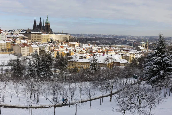 Snowy Prague City Gotyckim Zamkiem Wzgórza Petrin Słoneczny Dzień Republika — Zdjęcie stockowe