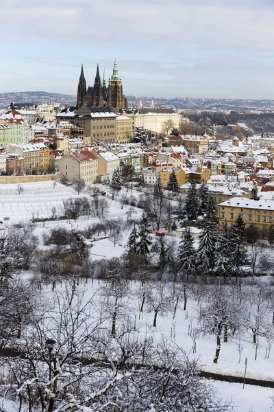 Cidade Praga Nevada Com Castelo Gótico Hill Petrin Dia Ensolarado — Fotografia de Stock