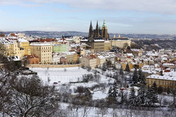 Verschneite Stadt Prag Mit Gotischer Burg Vom Berg Petrin Sonnigen — Stockfoto