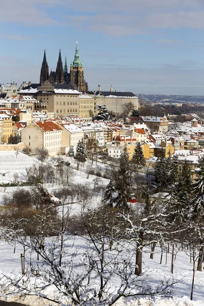 Snowy Praag Stad Met Gotische Kasteel Van Hill Petrin Zonnige — Stockfoto