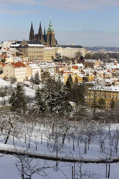 Snowy Prague City Gotickým Hradem Petřína Slunečného Dne Česká Republika — Stock fotografie