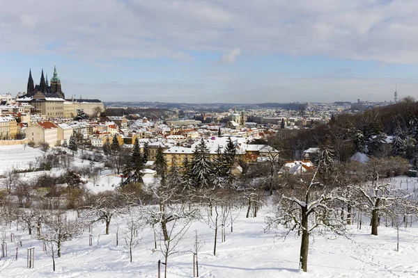 Verschneite Stadt Prag Mit Gotischer Burg Vom Berg Petrin Sonnigen — Stockfoto