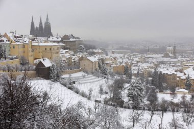 Karlı sisli Prague City ile Gotik kale üzerinden Hill Petrin, Çek Cumhuriyeti