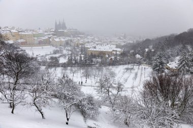 Karlı sisli Prague City ile Gotik kale üzerinden Hill Petrin, Çek Cumhuriyeti