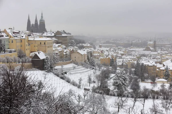 Nieve Niebla Praga City Con Castillo Gótico Hill Petrin República — Foto de Stock