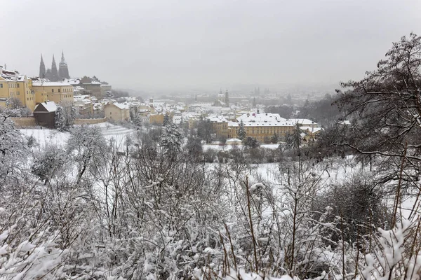 Nevoeiro Nevoeiro Cidade Praga Com Castelo Gótico Hill Petrin República — Fotografia de Stock