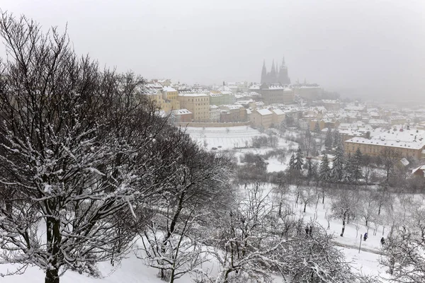 Verschneite Neblige Prager Stadt Mit Gotischer Burg Vom Hügel Petrin — Stockfoto