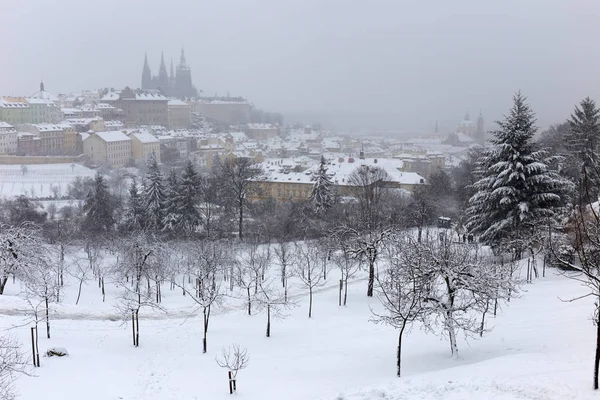 Verschneite Neblige Prager Stadt Mit Gotischer Burg Vom Hügel Petrin — Stockfoto