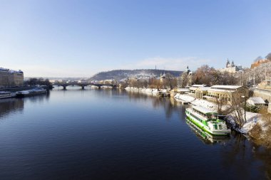 Yukarıda Nehri Vltava güneşli gün, Çek Cumhuriyeti Prag Kalesi ile karlı Prag Lesser Town