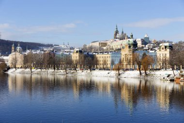 Yukarıda Nehri Vltava güneşli gün, Çek Cumhuriyeti Prag Kalesi ile karlı Prag Lesser Town