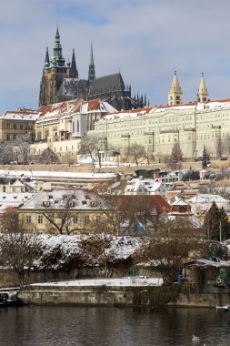 Yukarıda Nehri Vltava güneşli gün, Çek Cumhuriyeti Prag Kalesi ile karlı Prag Lesser Town