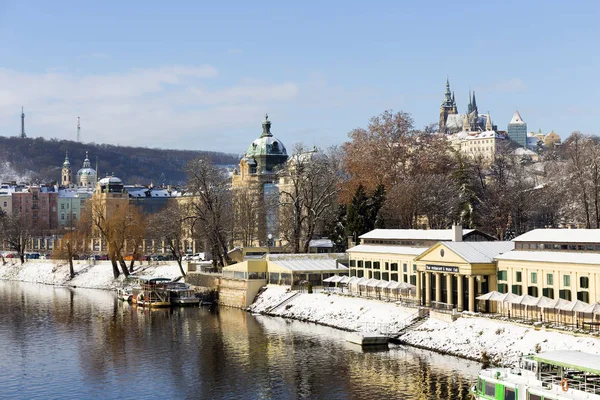 Verschneite Prager Kleinstadt Mit Prager Burg Über Der Moldau Sonnigen — Stockfoto