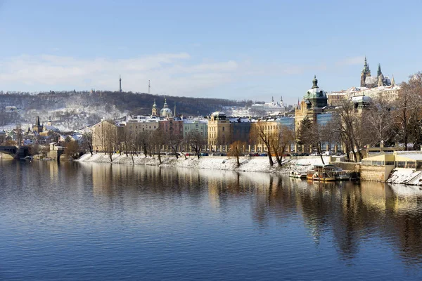 Verschneite Prager Kleinstadt Mit Prager Burg Über Der Moldau Sonnigen — Stockfoto