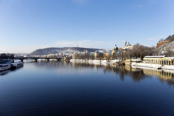 Verschneite Prager Kleinstadt Mit Prager Burg Über Der Moldau Sonnigen — Stockfoto