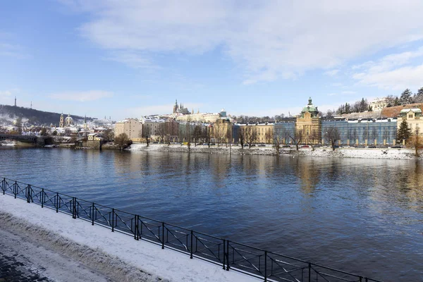 Snöiga Lillsidan Prag Med Pragborgen Ovanför Floden Moldau Soliga Dag — Stockfoto