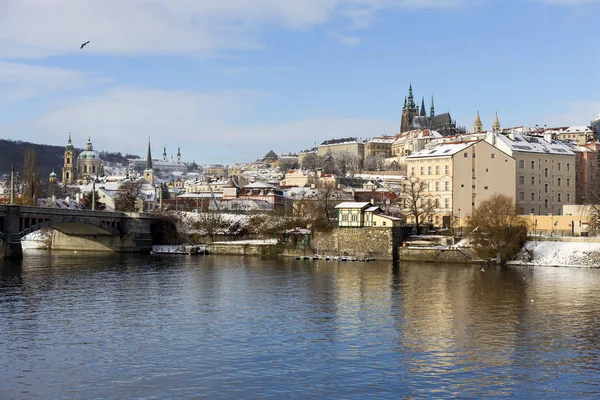 Snowy Prague Cidade Menor Com Castelo Praga Acima Rio Vltava — Fotografia de Stock