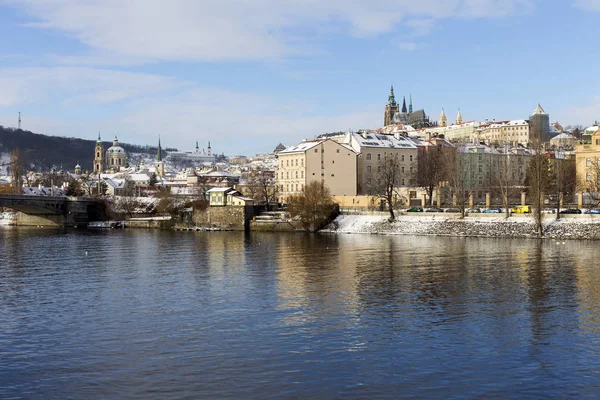Snowy Prague Cidade Menor Com Castelo Praga Acima Rio Vltava — Fotografia de Stock