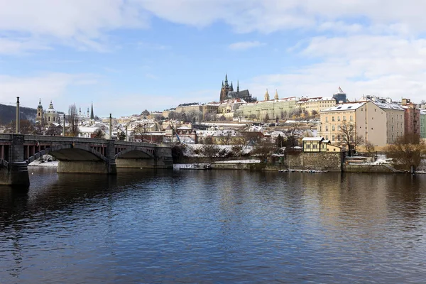 Zasněžená Praha Menší Město Pražským Hradem Nad Řekou Vltavou Slunečný — Stock fotografie