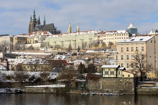 Snöiga Lillsidan Prag Med Pragborgen Ovanför Floden Moldau Soliga Dag — Stockfoto
