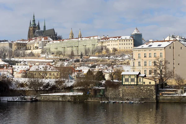 上記の晴れた日 チェコのヴルタヴァ川のプラハ城と雪に覆われたプラハ レッサー タウン — ストック写真