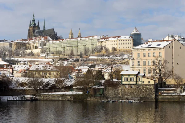 Ciudad Pequeña Praga Nevada Con Castillo Praga Sobre Río Moldava —  Fotos de Stock