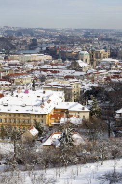 Snowy Prag şehir St. Nicholas Katedrali'nin Hill Petrin güneşli gün, Çek Cumhuriyeti ile