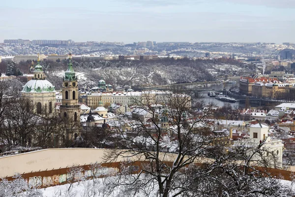 Snowy Prag Şehir Nicholas Katedrali Nin Hill Petrin Güneşli Gün — Stok fotoğraf