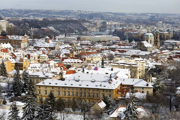 Verschneite Prager Stadt Mit Der Nikolaikathedrale Vom Hügel Petrin Sonnigen — Stockfoto