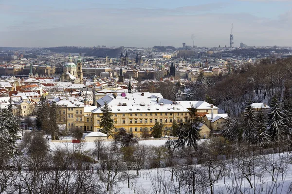 Snowy Prag Şehir Nicholas Katedrali Nin Hill Petrin Güneşli Gün — Stok fotoğraf