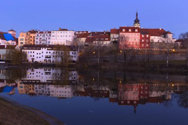 Gece Kraliyet ortaçağ şehir Pisek kalenin yukarıda nehrin Otava, Çek Cumhuriyeti ile kış 