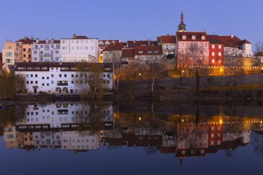 Gece Kraliyet ortaçağ şehir Pisek kalenin yukarıda nehrin Otava, Çek Cumhuriyeti ile kış 