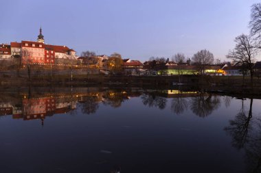 Gece Kraliyet ortaçağ şehir Pisek kalenin yukarıda nehrin Otava, Çek Cumhuriyeti ile kış 