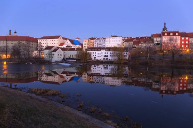 Gece Kraliyet ortaçağ şehir Pisek kalenin yukarıda nehrin Otava, Çek Cumhuriyeti ile kış 