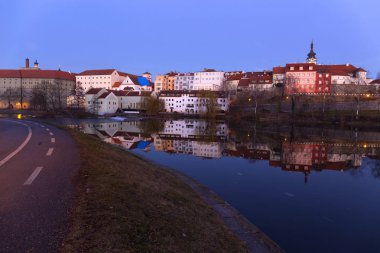 Gece Kraliyet ortaçağ şehir Pisek kalenin yukarıda nehrin Otava, Çek Cumhuriyeti ile kış 