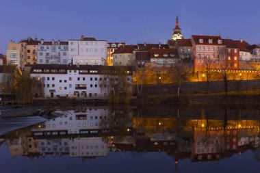 Gece Kraliyet ortaçağ şehir Pisek kalenin yukarıda nehrin Otava, Çek Cumhuriyeti ile kış 