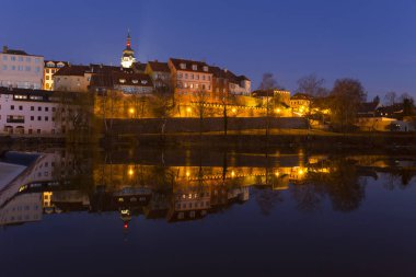 Gece Kraliyet ortaçağ şehir Pisek kalenin yukarıda nehrin Otava, Çek Cumhuriyeti ile kış 