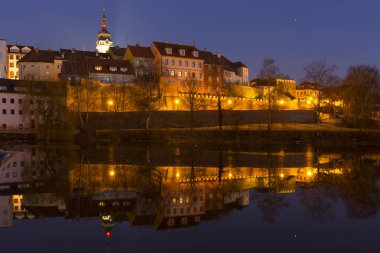Gece Kraliyet ortaçağ şehir Pisek kalenin yukarıda nehrin Otava, Çek Cumhuriyeti ile kış 