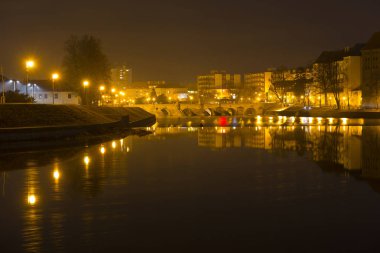 Gece kış en eski taş köprü nehir Otava, Pisek, Çek Cumhuriyeti yukarıda Orta Avrupa'da