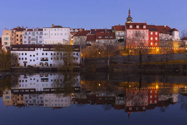 Gece Kraliyet ortaçağ şehir Pisek kalenin yukarıda nehrin Otava, Çek Cumhuriyeti ile kış 