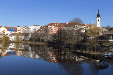 Güneşli Kraliyet ortaçağ şehir Pisek kalenin yukarıda nehrin Otava, Çek Cumhuriyeti ile kış 