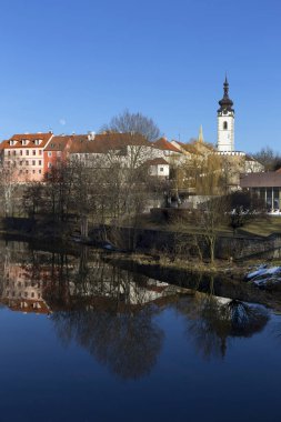 Güneşli Kraliyet ortaçağ şehir Pisek kalenin yukarıda nehrin Otava, Çek Cumhuriyeti ile kış 