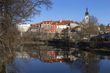Güneşli Kraliyet ortaçağ şehir Pisek kalenin yukarıda nehrin Otava, Çek Cumhuriyeti ile kış 