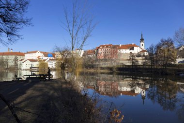 Güneşli Kraliyet ortaçağ şehir Pisek kalenin yukarıda nehrin Otava, Çek Cumhuriyeti ile kış 