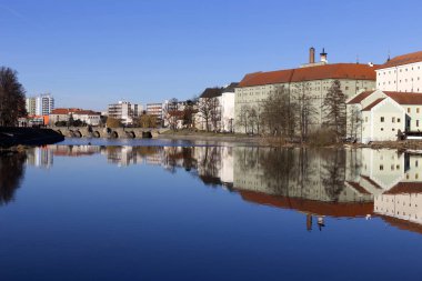 Güneşli kış Kraliyet ortaçağ şehir Pisek yukarıda nehrin Otava, Çek Cumhuriyeti 