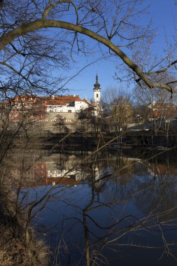 Güneşli Kraliyet ortaçağ şehir Pisek kalenin yukarıda nehrin Otava, Çek Cumhuriyeti ile kış 