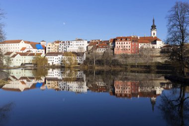 Güneşli Kraliyet ortaçağ şehir Pisek kalenin yukarıda nehrin Otava, Çek Cumhuriyeti ile kış 